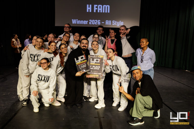 Crew H Fam, 1° posto categoria All Style, sul palco con il trofeo