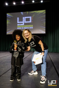 Cristina Gastaldi premia sul palco la bimba più piccola del contest YO! Urban Dance Fest