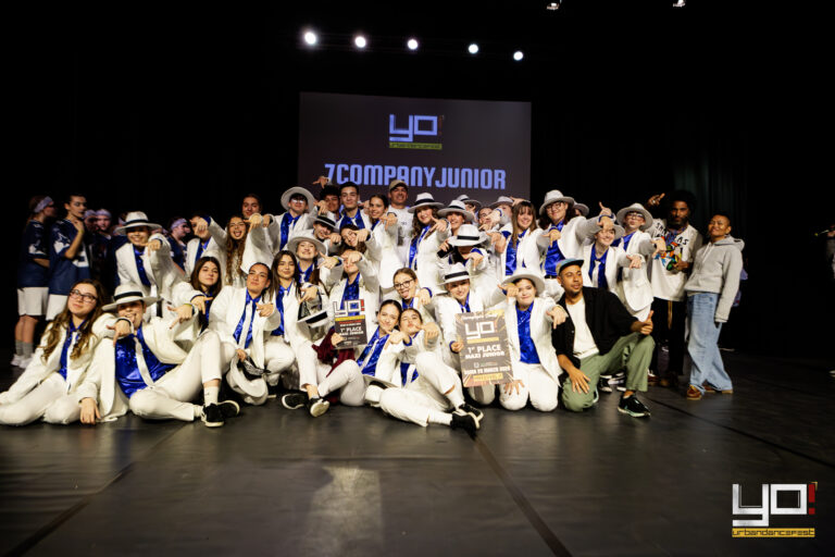 Crew 7CompanyJunior, 1° posto categoria Maxi Junior, sul palco con il trofeo