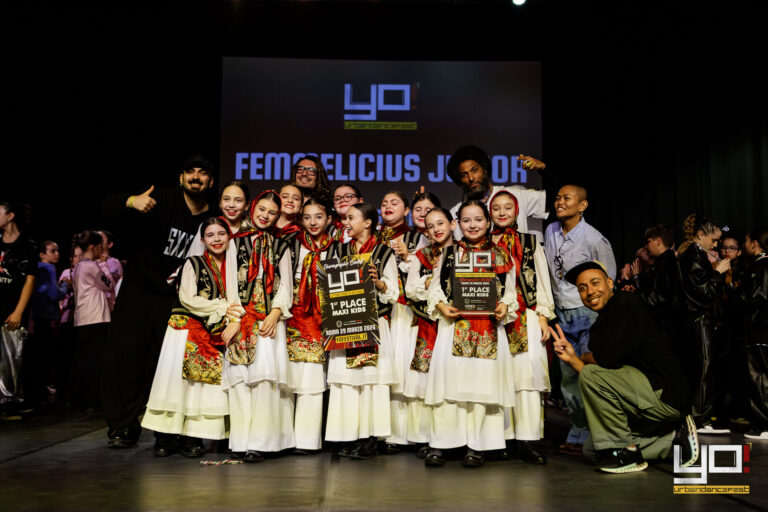Crew Femmelicius Junior, 1° posto categoria Maxi Kids, sul palco con il trofeo