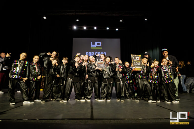 Crew Pop Corn, 1° posto categoria Mini Kids, sul palco con il trofeo